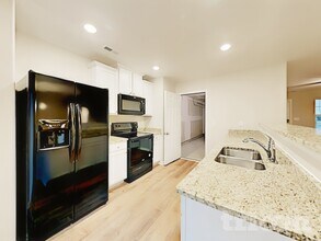 933 Joselynn Drive in Gastonia, NC - Foto de edificio - Building Photo