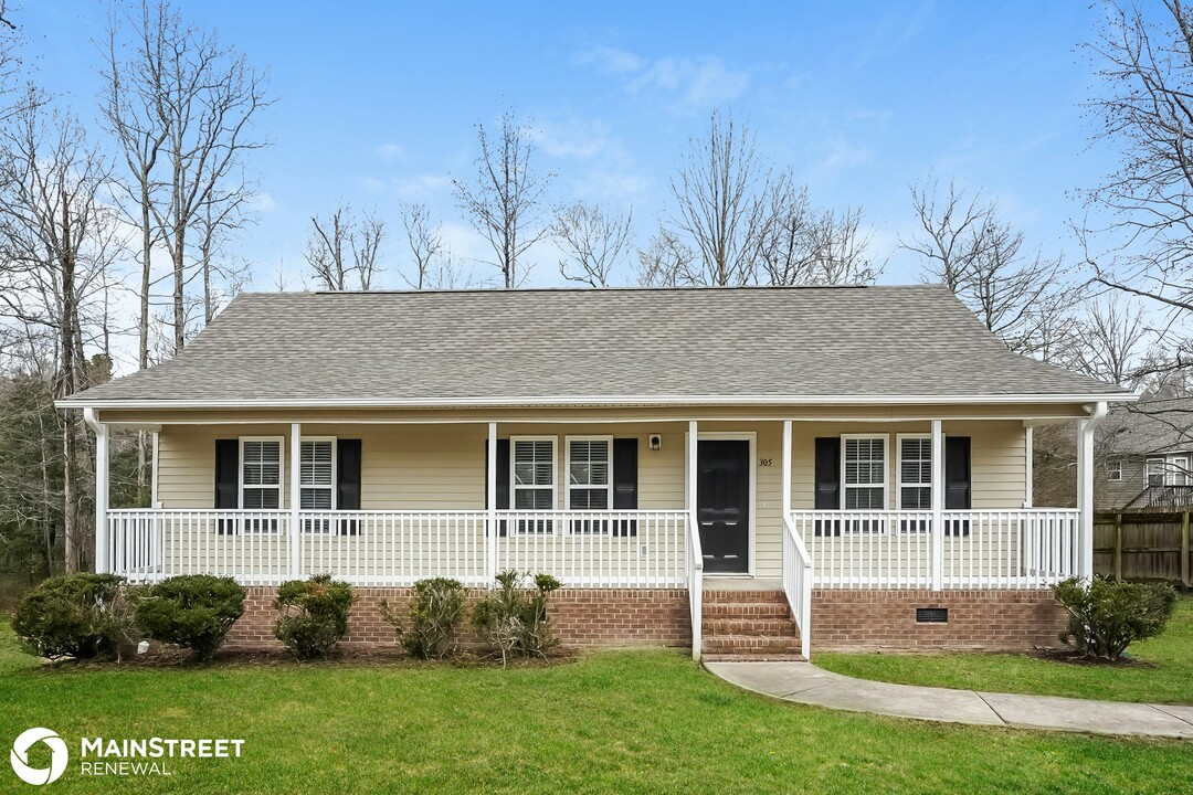 305 Dobro Ct in Zebulon, NC - Building Photo