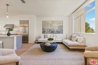 3218 S Barrington Ave in Los Angeles, CA - Building Photo - Building Photo
