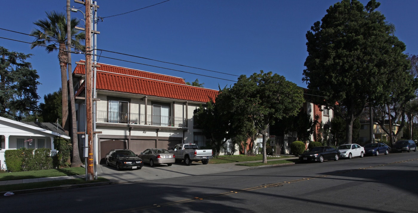 5837 Pickering Ave in Whittier, CA - Foto de edificio