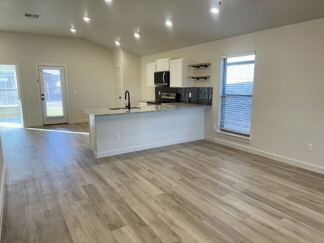 2013 Cottonwood Ave in Wolfforth, TX - Foto de edificio - Building Photo