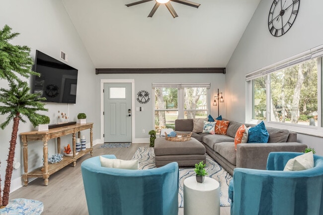 1417 Poinsettia Ave in Tarpon Springs, FL - Building Photo - Building Photo