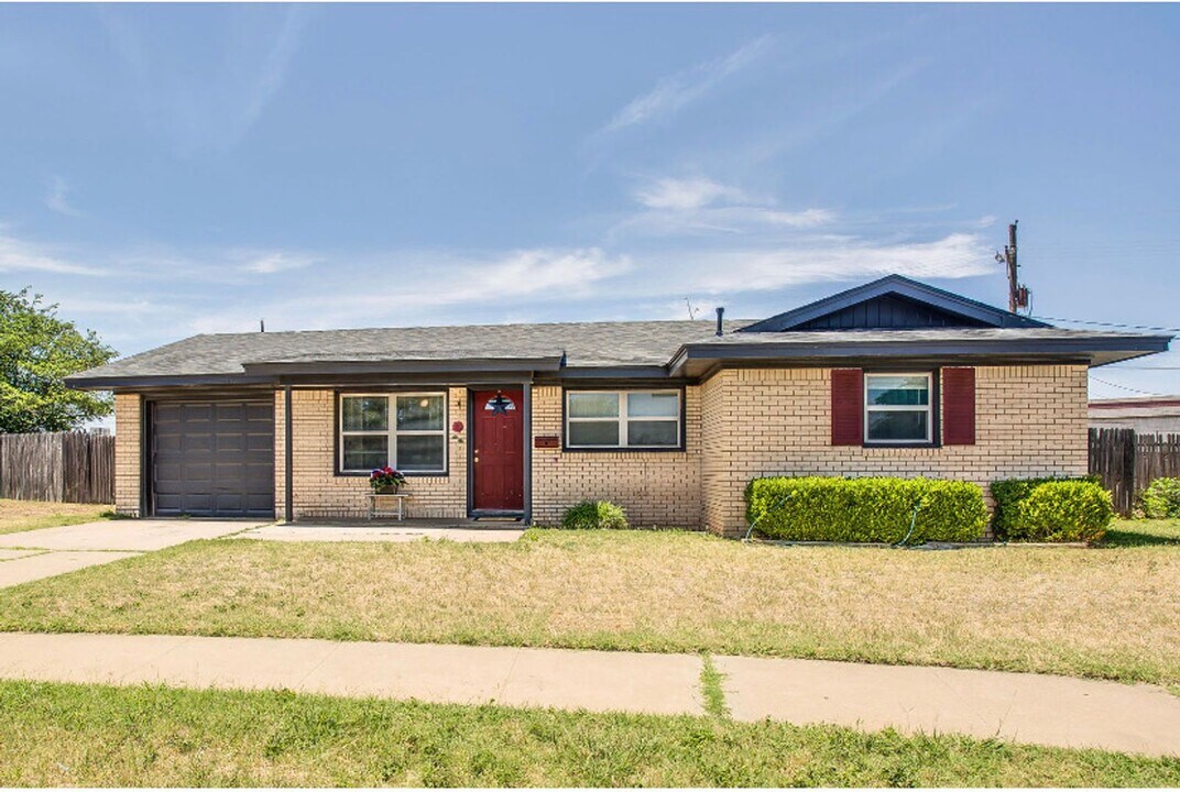 5456 6th Pl in Lubbock, TX - Building Photo