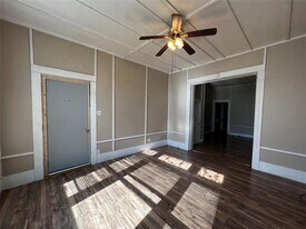 817 W Owings St in Denison, TX - Building Photo