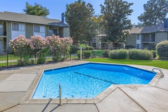 Southgreen Apartments in Bakersfield, CA - Building Photo - Building Photo