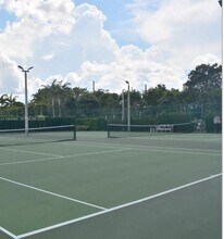 10620 NW 88th St in Doral, FL - Foto de edificio - Building Photo