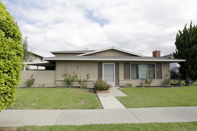 1574 Caraway Dr in Costa Mesa, CA - Foto de edificio - Building Photo