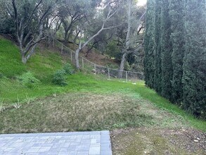 15752 Royal Ridge Rd in Sherman Oaks, CA - Foto de edificio - Building Photo