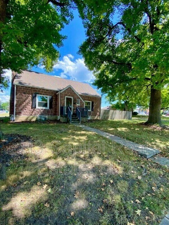 702 S Cherry St in O'Fallon, IL - Building Photo