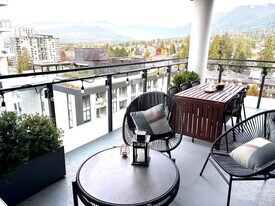 252 15th St E in North Vancouver, BC - Building Photo