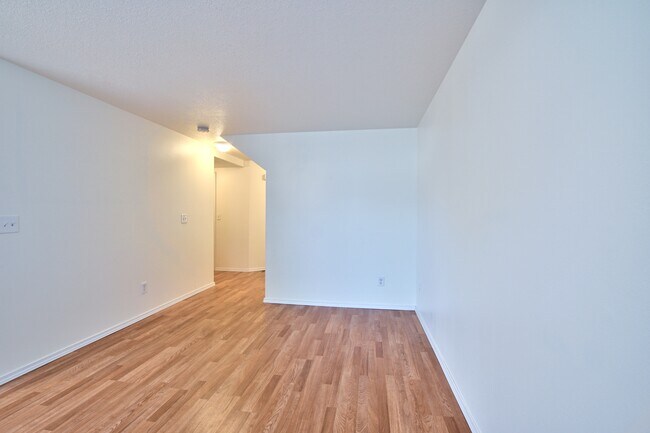8320 SE Franklin St in Portland, OR - Foto de edificio - Building Photo