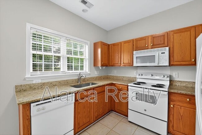 9205 Mitchell Glen Dr in Charlotte, NC - Foto de edificio - Building Photo