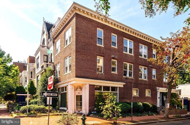 property at 2100 Newport Pl NW
