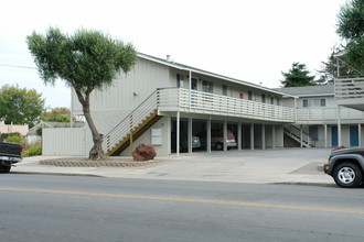 117 E Romie Ln in Salinas, CA - Foto de edificio - Building Photo