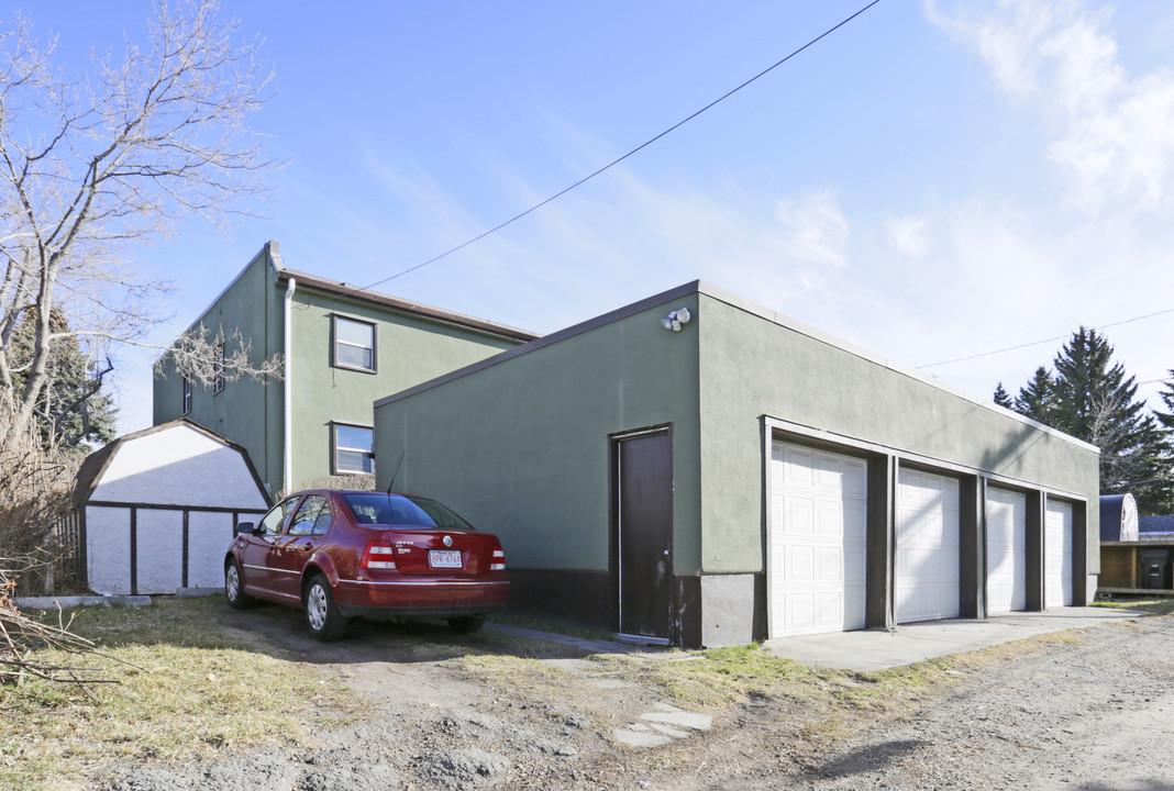 1833 21st Ave NW in Calgary, AB - Building Photo