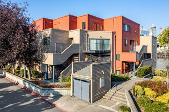 McCormick Pier Condos in Portland, OR - Foto de edificio - Building Photo