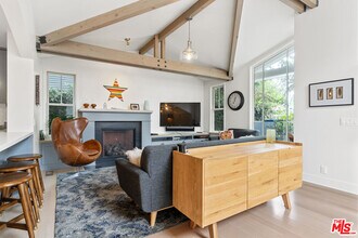 942 Superba Ave in Los Angeles, CA - Building Photo - Building Photo