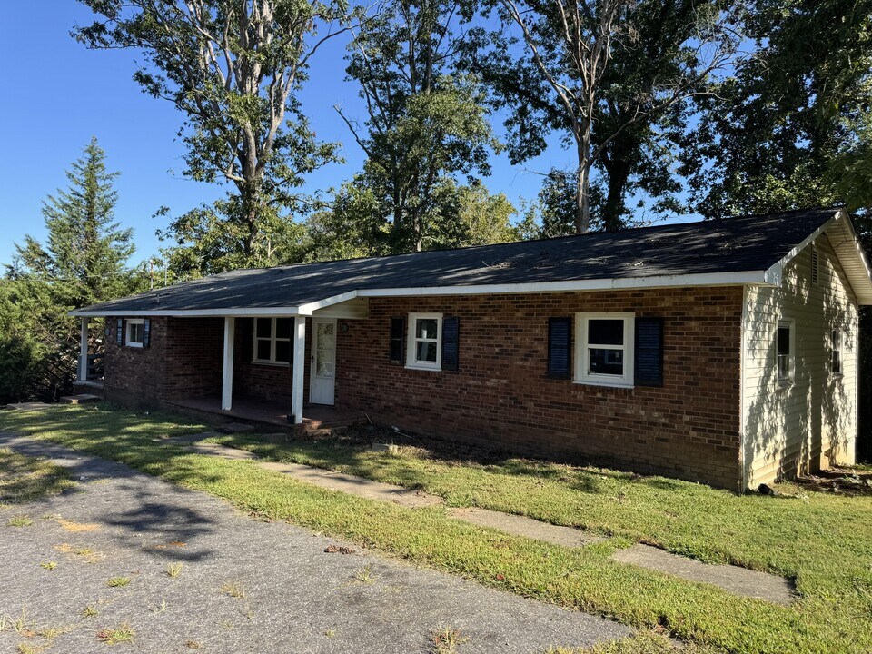 522 Pine Ave in North Wilkesboro, NC - Building Photo