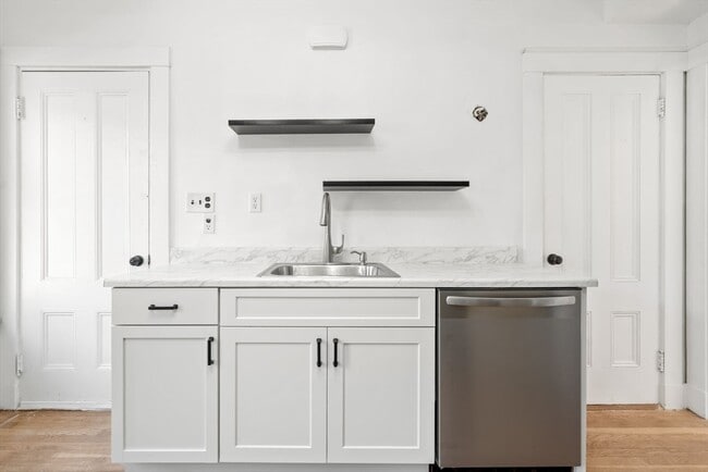 166 Elliot St in Newton, MA - Building Photo - Building Photo