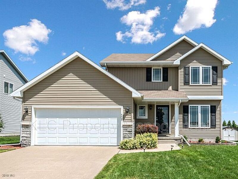 9465 Wilson St in West Des Moines, IA - Building Photo