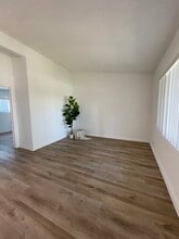 Carlton Park Apartments in Bellflower, CA - Foto de edificio - Building Photo