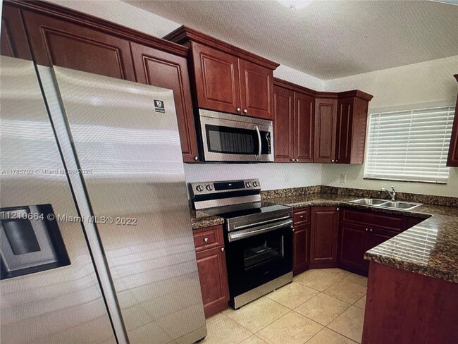 5881 NW 32nd Ave in Miami, FL - Foto de edificio - Building Photo