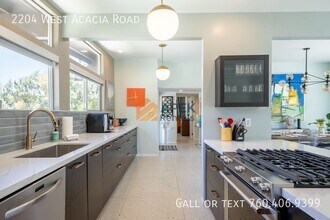 2204 W Acacia Rd in Palm Springs, CA - Building Photo - Building Photo