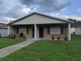 9308 Greyrock Rd, Unit B in Thonotosassa, FL - Building Photo