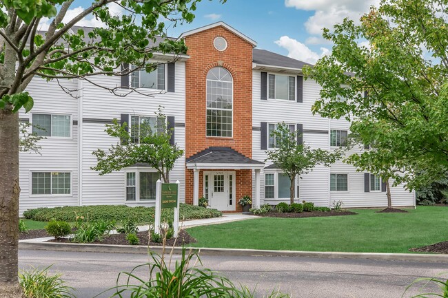 Cambridge Court Apartments in Brook Park, OH - Foto de edificio - Building Photo