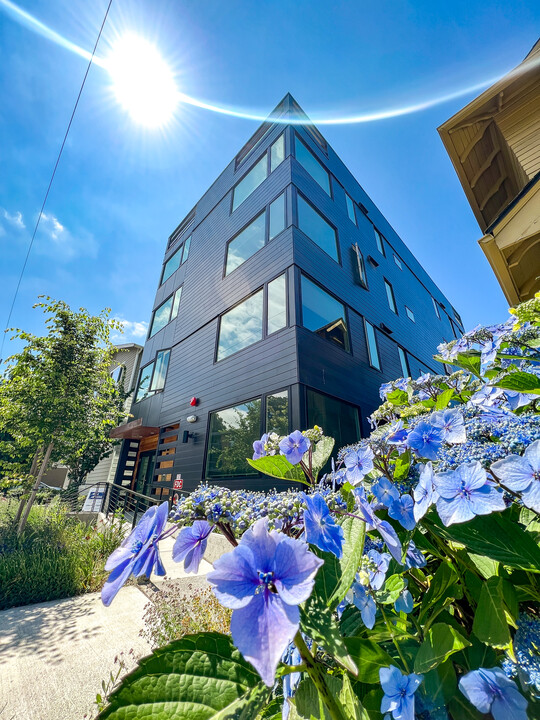 University Flats in Seattle, WA - Building Photo