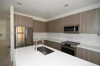 10259 NW 72nd Ln in Doral, FL - Building Photo - Building Photo