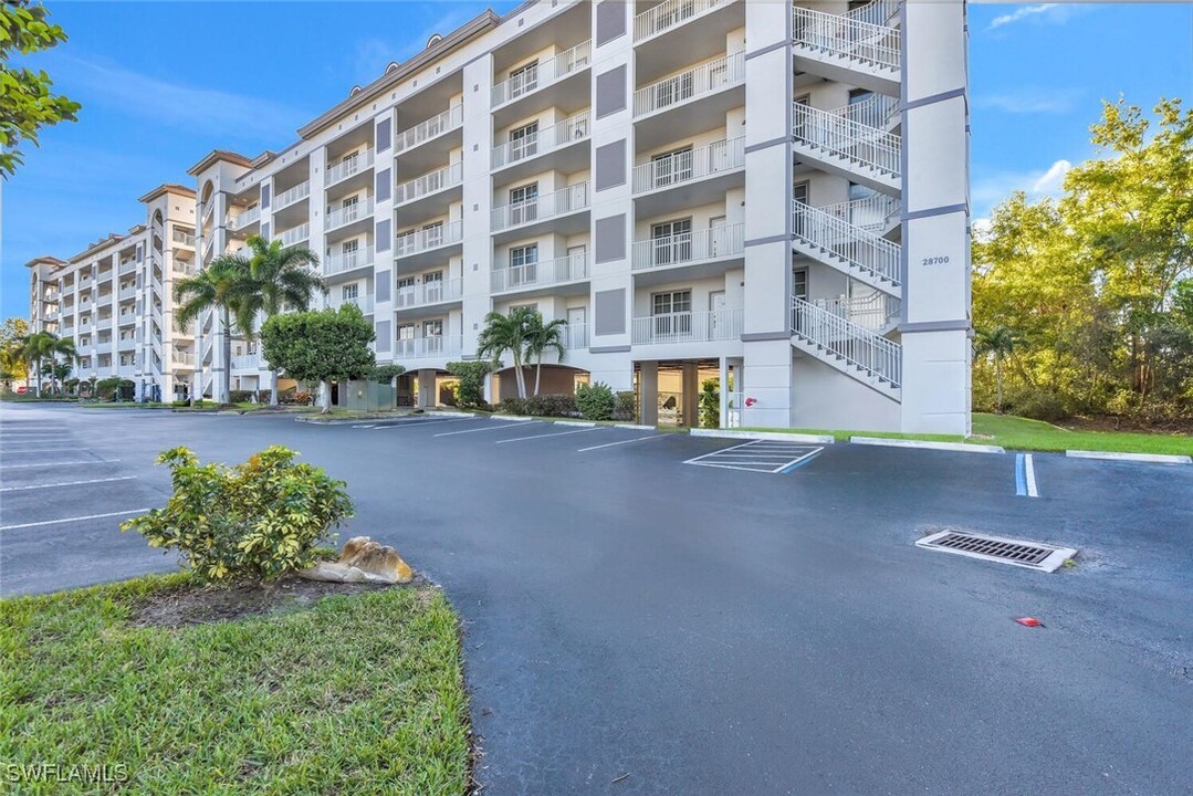 28700 Trails Edge Blvd in Bonita Springs, FL - Foto de edificio