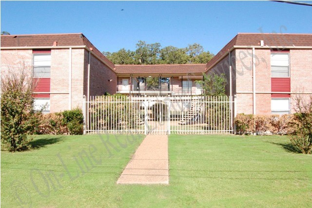 A&M Courtyard Apartments in Bryan, TX - Building Photo