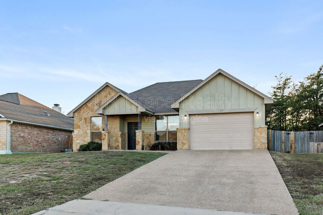 120 Flat Creek Dr in Robinson, TX - Building Photo
