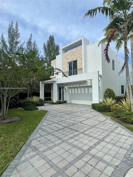 6855 NW 103rd Ave in Doral, FL - Building Photo