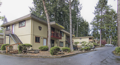 Long Lake Apartments in Lacey, WA - Building Photo - Building Photo