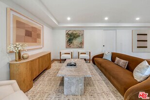 350 N Palm Dr in Beverly Hills, CA - Building Photo