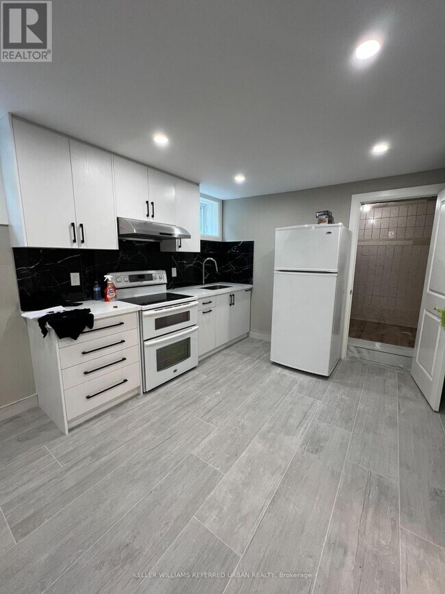 8 Lorne Bruce Dr in Toronto, ON - Building Photo - Building Photo