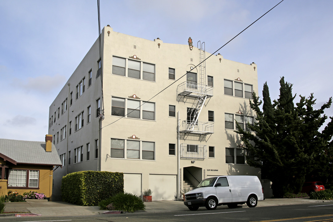 5339 Broadway in Oakland, CA - Foto de edificio