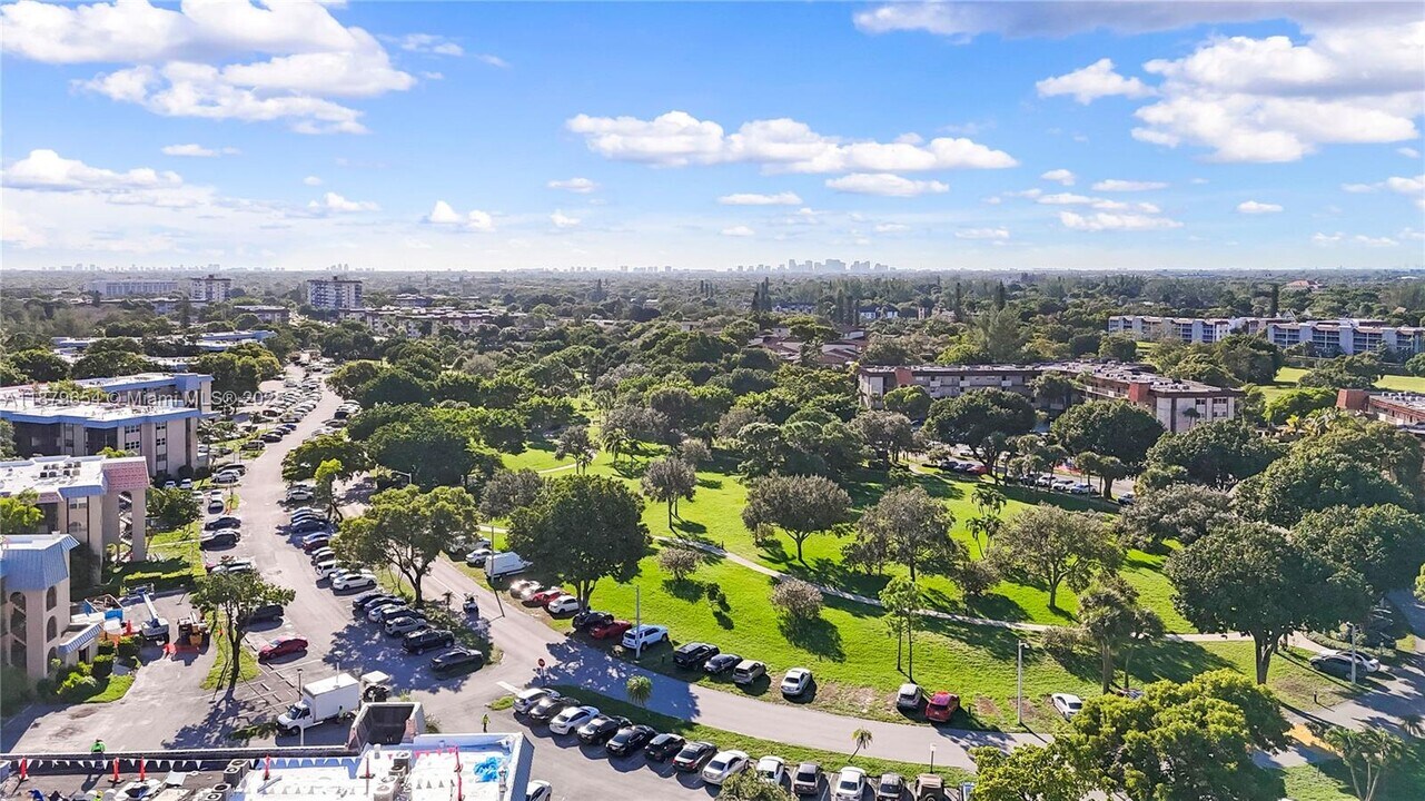 6301 N Falls Cir Dr in Lauderhill, FL - Building Photo