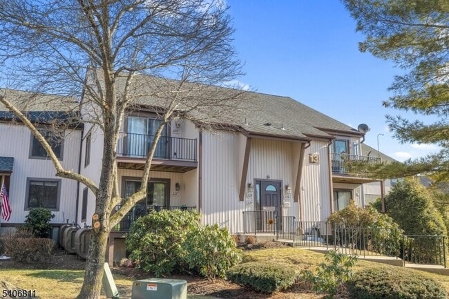 13228 Dell Pl in Stanhope, NJ - Foto de edificio - Building Photo