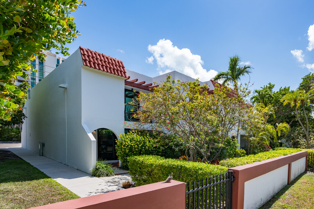 Grapetree Townhouse in Key Biscayne, FL - Building Photo