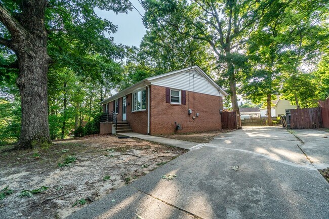 2424 New Orleans St in Greensboro, NC - Foto de edificio - Building Photo