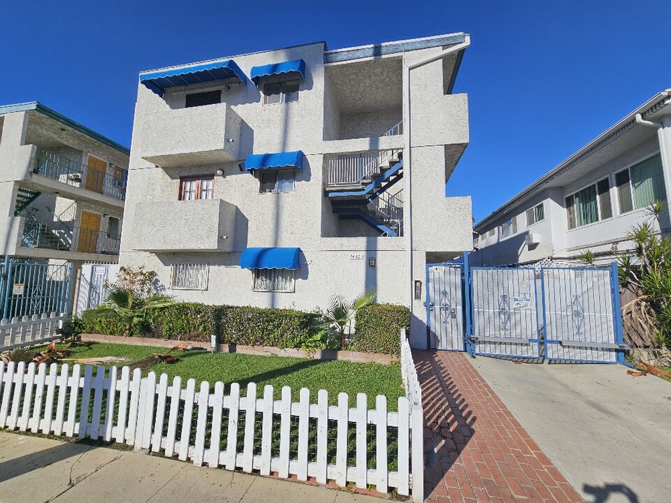 14323 Haynes St in Los Angeles, CA - Building Photo