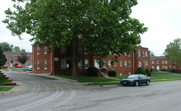 Hillside Court Apartments in Omaha, NE - Foto de edificio - Building Photo