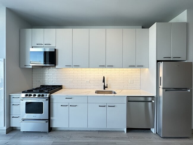 2155 N Elston Ave, Unit 017 in Chicago, IL - Building Photo - Building Photo