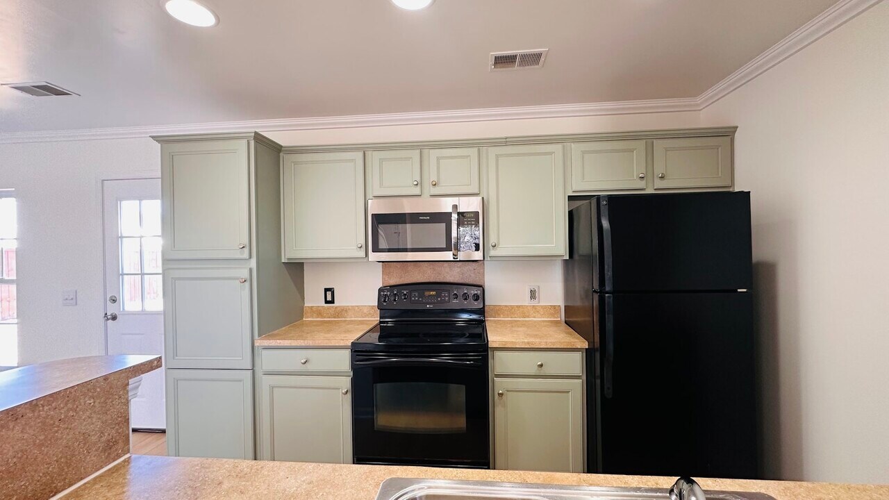 1136 Moss Grove Dr in Moncks Corner, SC - Building Photo