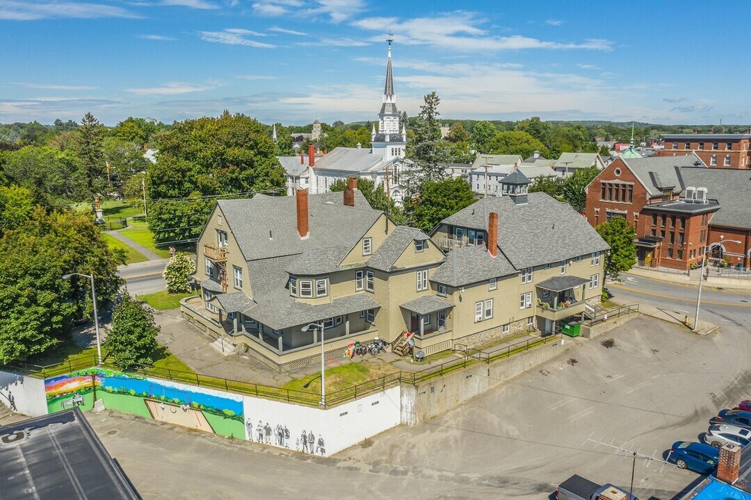 Lombard Estate in Waterville, ME - Foto de edificio