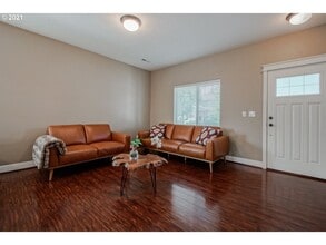568 Donna Dr in Newberg, OR - Building Photo - Building Photo