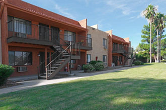 Vista Montana Apartments in Tucson, AZ - Foto de edificio - Building Photo